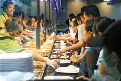 白領(lǐng)到高校食堂去\蹭\午飯 就餐難值得思考